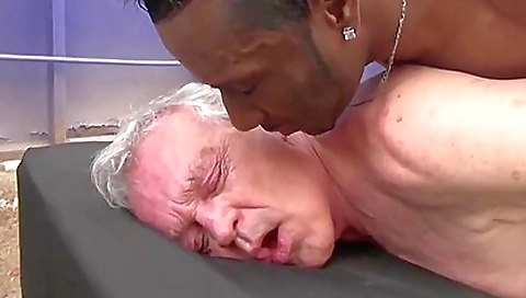 Ta plans her sexy valleys with a dildo