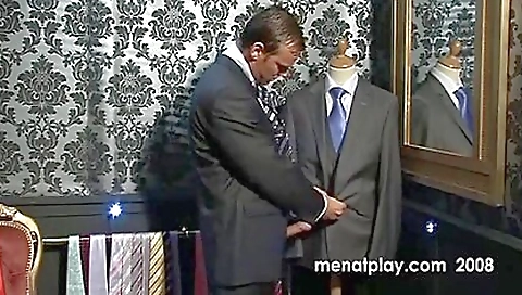 Shaky cutienton shows off her huge ass