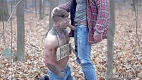 Big booty beauty makes her pussy wet