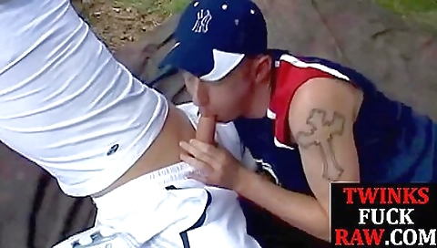 Big booty brunette hair takes off her face and ass